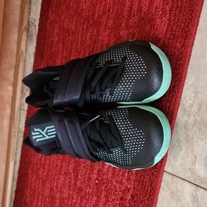 Nike Size 11 Kyrie 2 Black/Green